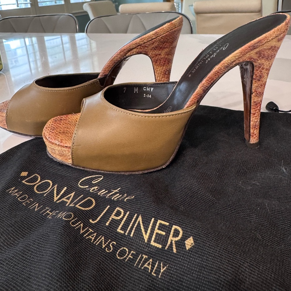 Donald J Pliner Couture sandals mules. Size 7